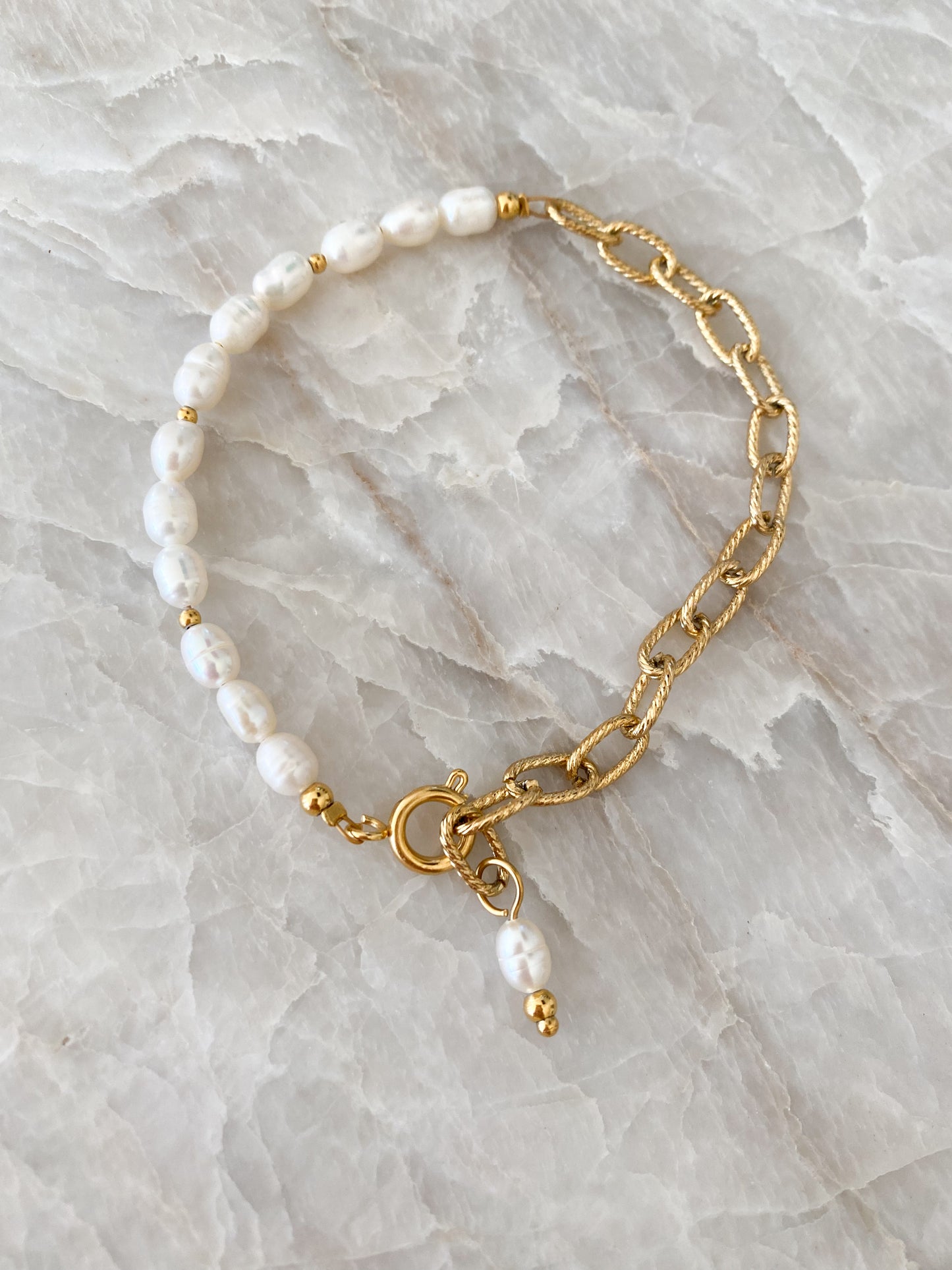 Halbgeteiltes Armband mit Süßwasserperlen und Glieder