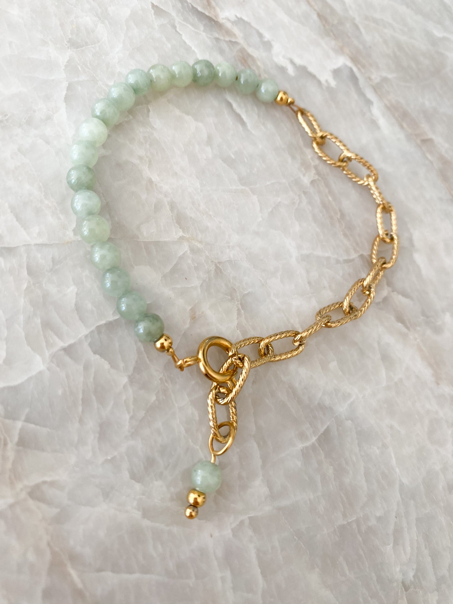 Halbgeteiltes Armband mit Natursteinperlen und Glieder