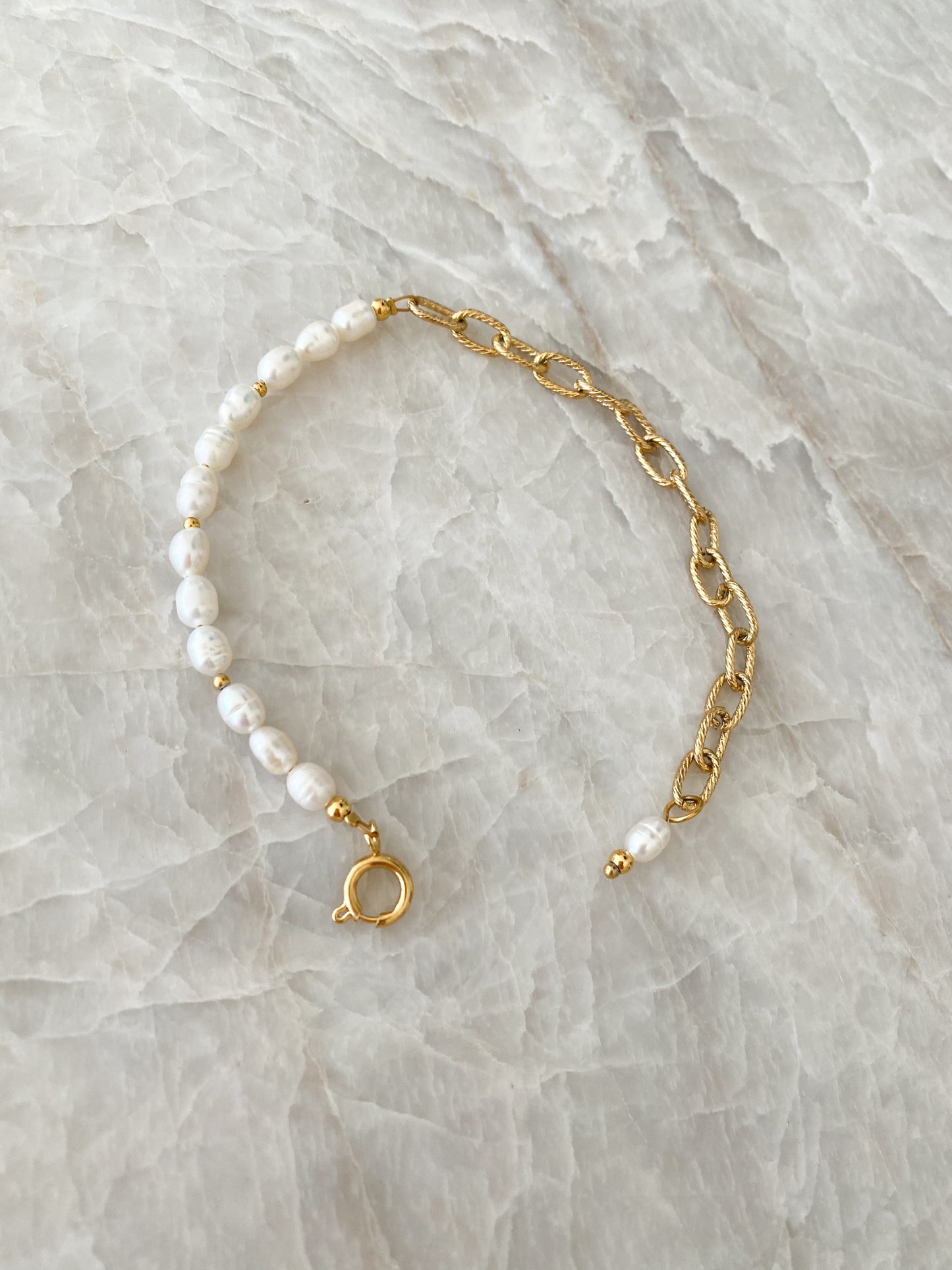 Halbgeteiltes Armband mit Süßwasserperlen und Glieder