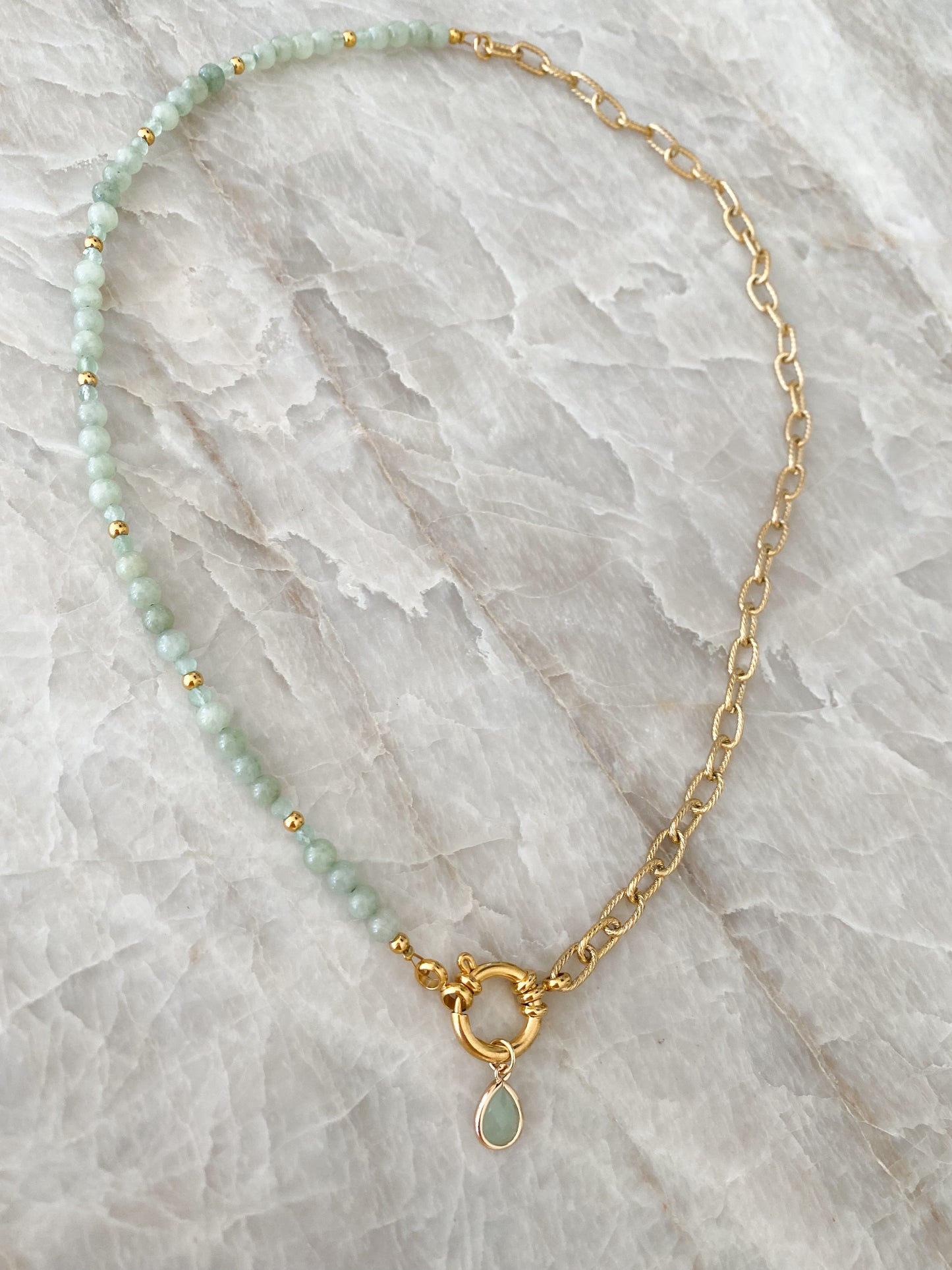 Halbgeteilte Kette mit Natursteinperlen und Glieder