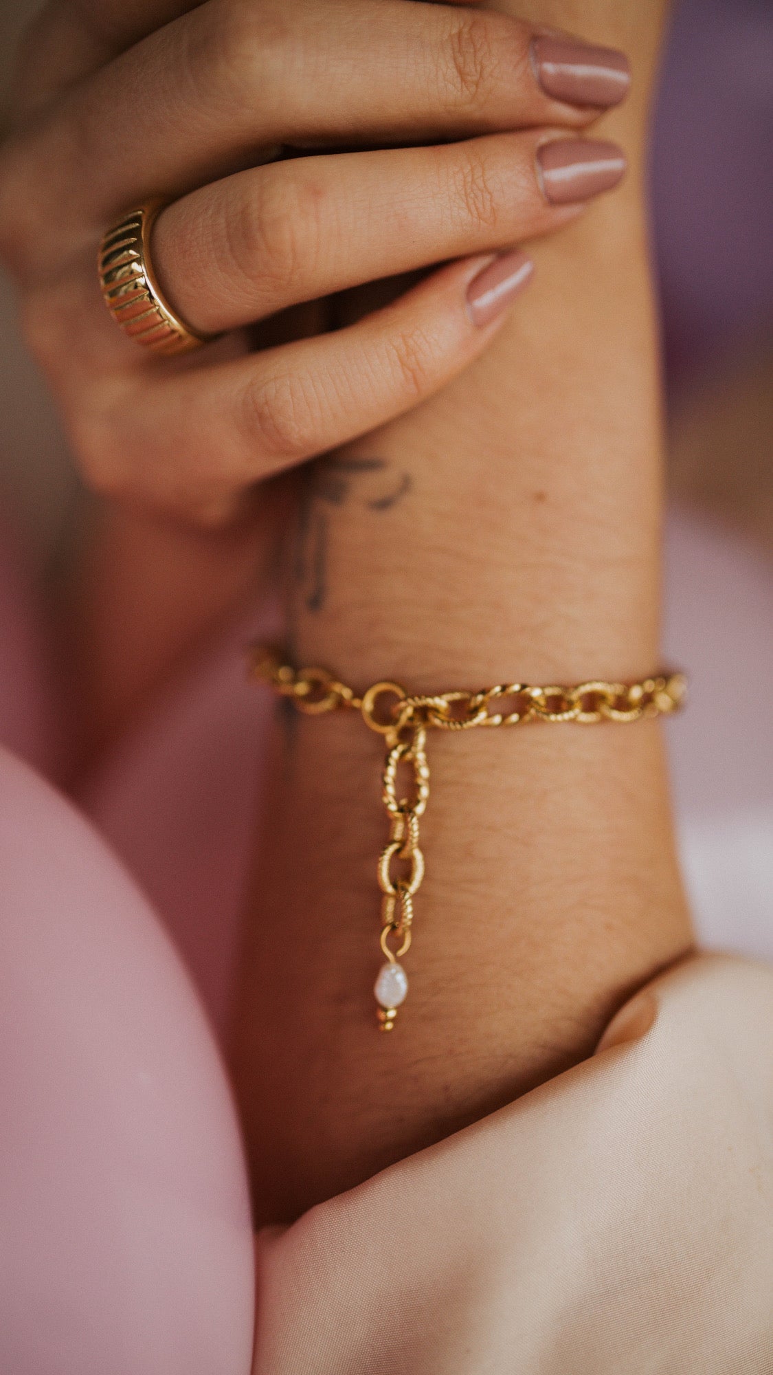 Goldenes Armband mit groben Gliedern