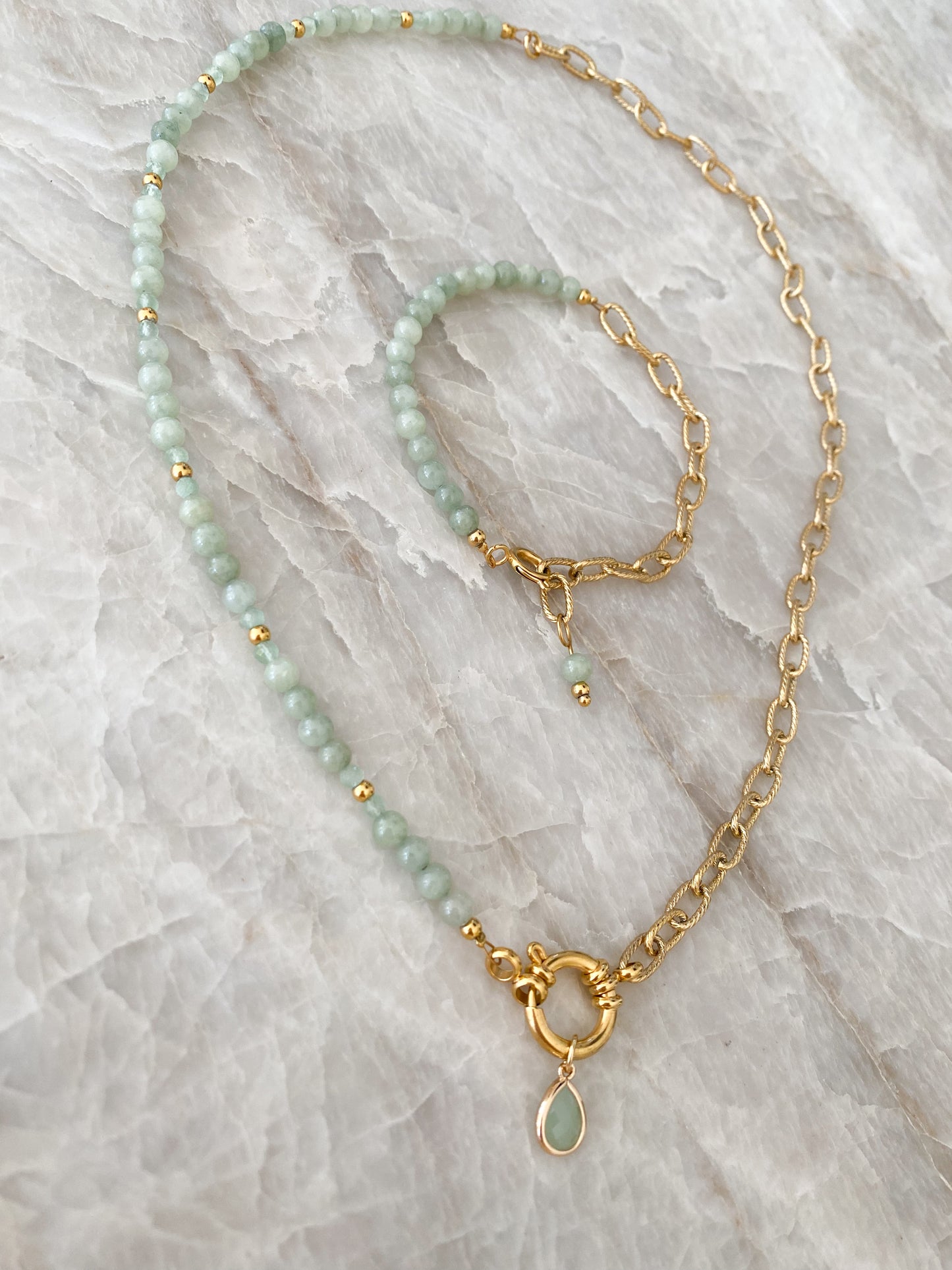Halbgeteilte Kette mit Natursteinperlen und Glieder