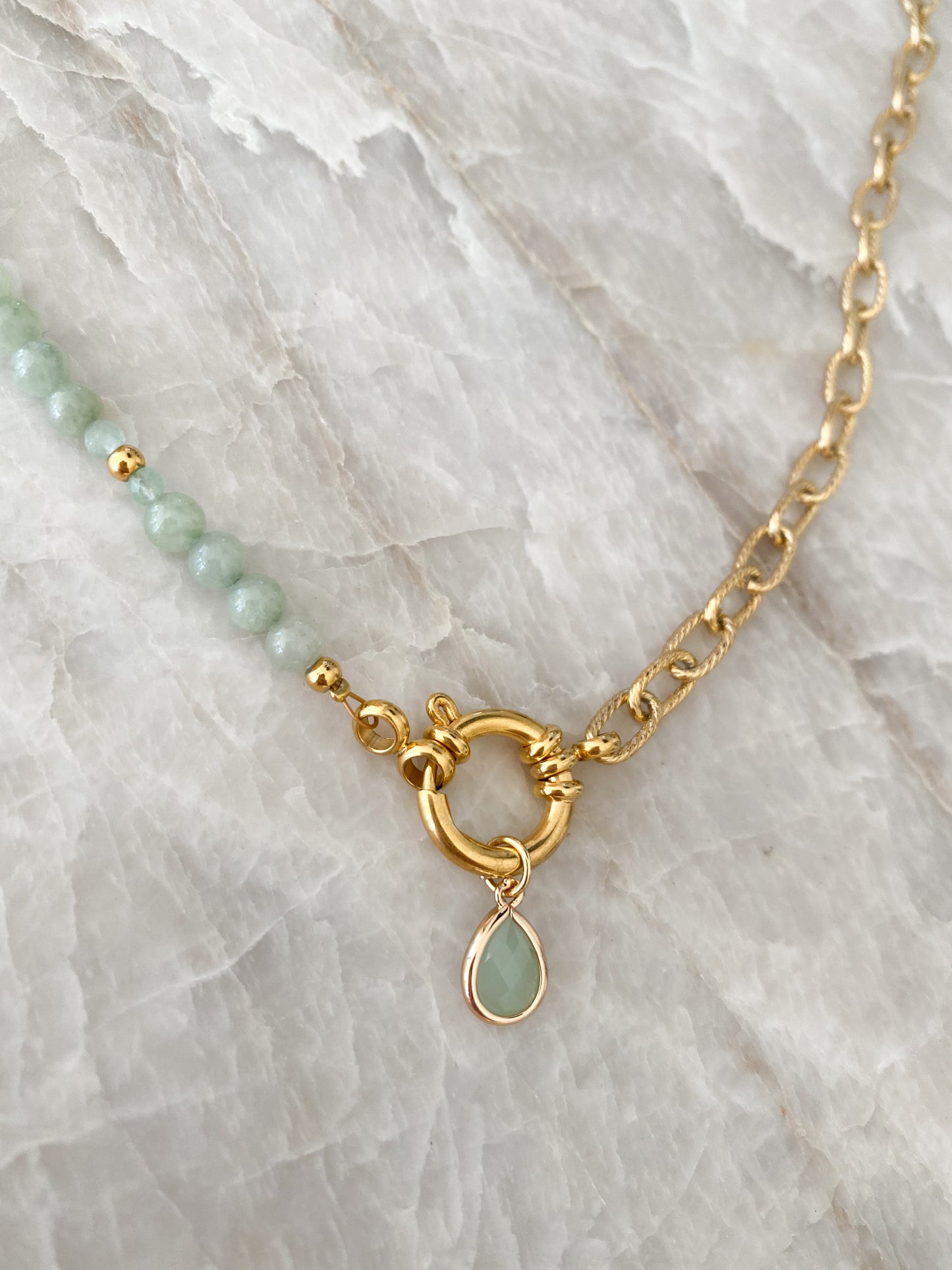 Halbgeteilte Kette mit Natursteinperlen und Glieder